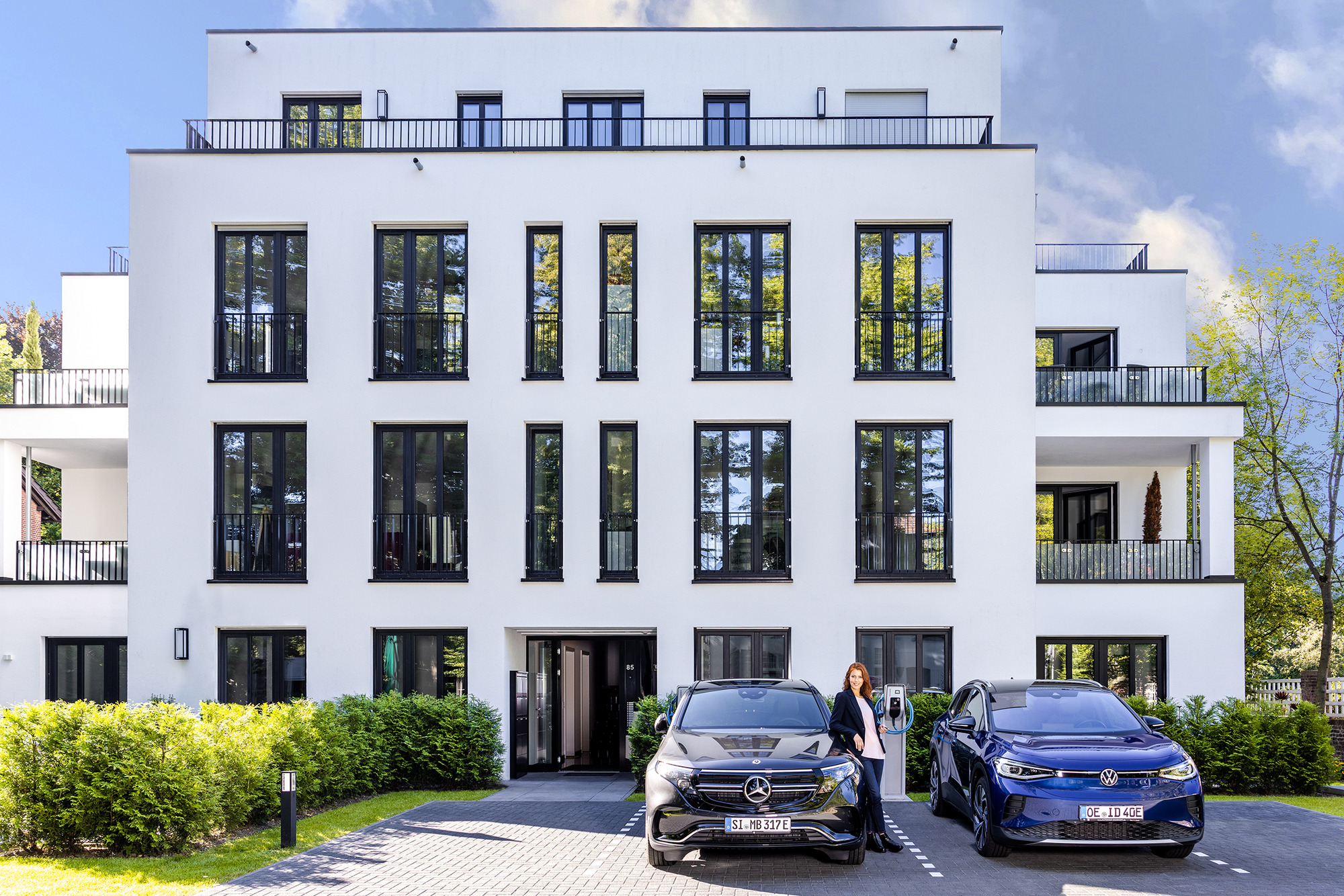 Wohnkomplex mit Wallbox am Parkplatz
