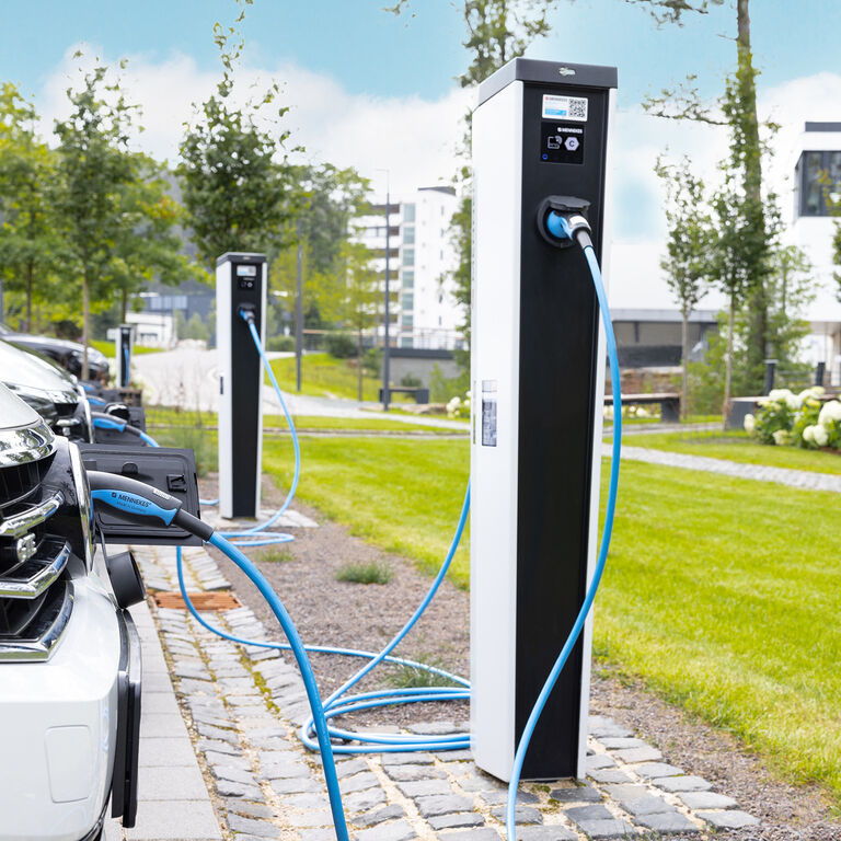 Ladesäule AMTRON Professional auf einem Parkplatz