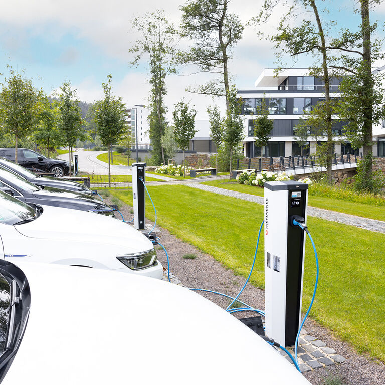 MENNEKES Ladesäulen auf einem Firmenparkplatz