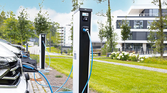 Aufnahme zweier Ladesäulen, an denen Autos Strom laden